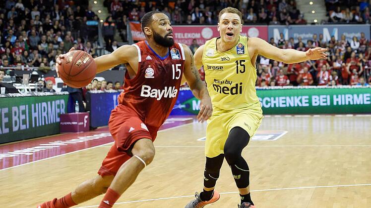 Reggie Redding (links) zieht am starken Bayreuther Robin Amaize vorbei. Foto: Eibner