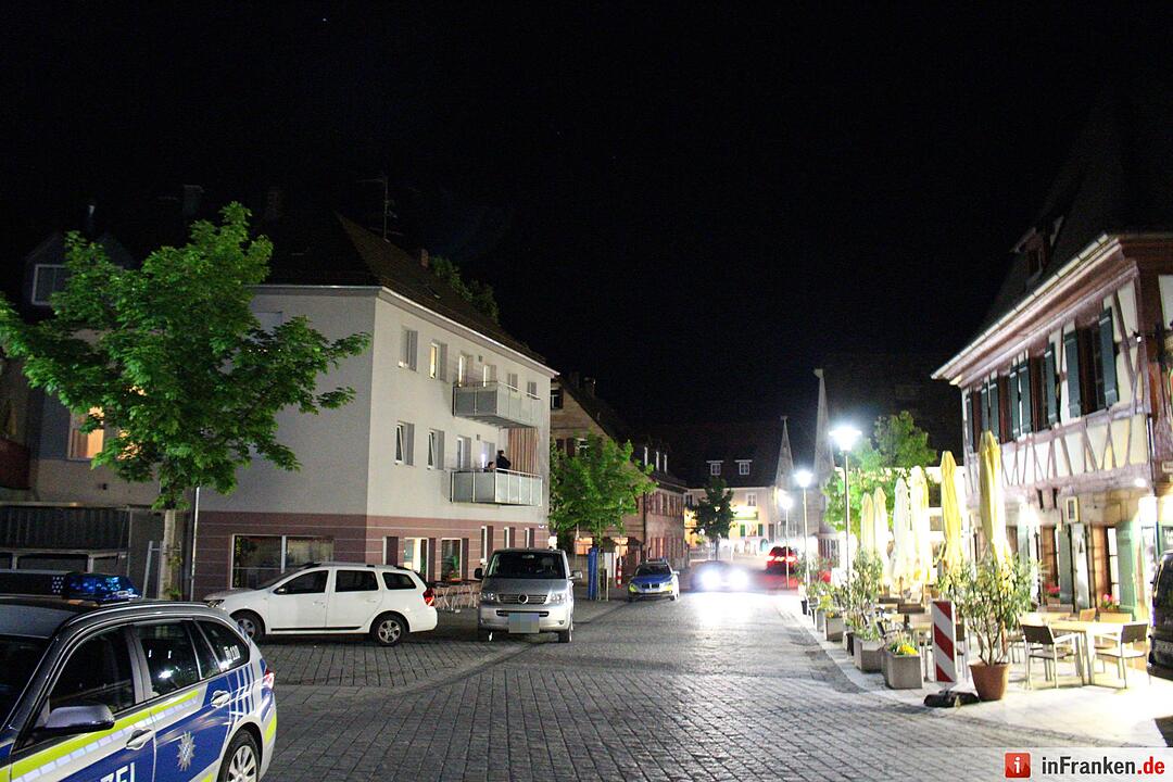 Mann mit Schusswaffe in Zirndorf gesehen – Passanten rufen Polizei