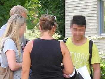 Der 20-jährige Afghane Asef N. (r) mit drei Unterstützern am Amtsgericht in Nürnberg  Foto: Roland Beck,dpa