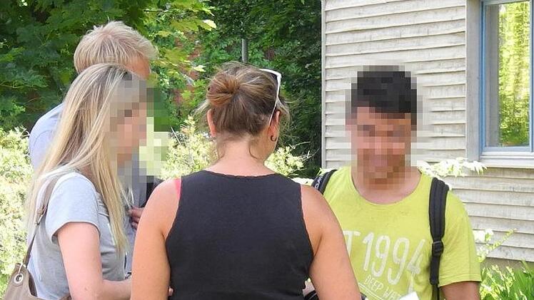 Der 20-jährige Afghane Asef N. (r) mit drei Unterstützern am Amtsgericht in Nürnberg  Foto: Roland Beck,dpa