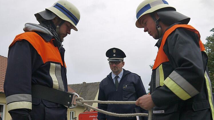 Schiedsrichter Thomas Schwarz prüft nach, wie es um die Knoten-Kenntnisse bei Tobias Schug und Marcel Röming (rechts) bestellt ist.