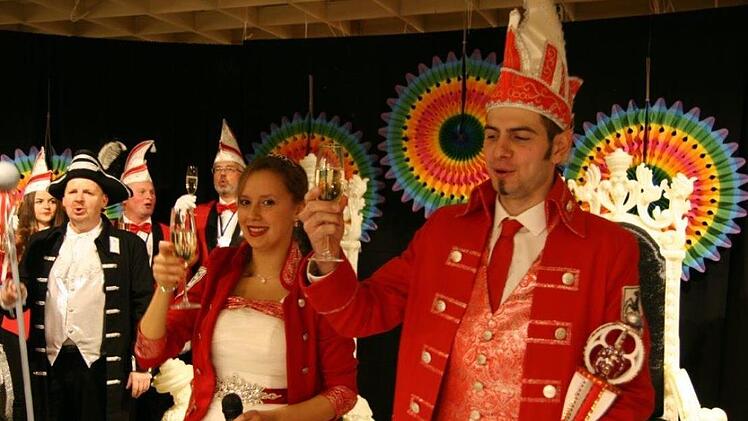 Das neue Prinzenpaare Verena I. und Christoph I. stößt gemeinsam mit der illustren Runde an. Foto: Werner Baier