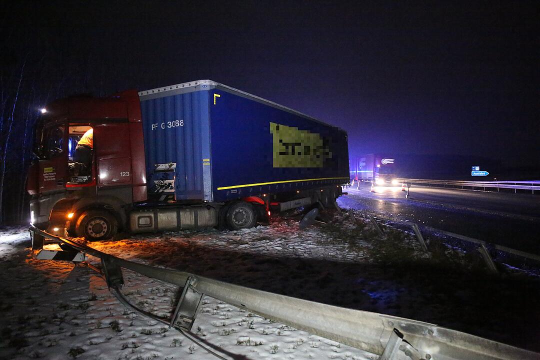 Sattelzug walzt Leitplanke nieder