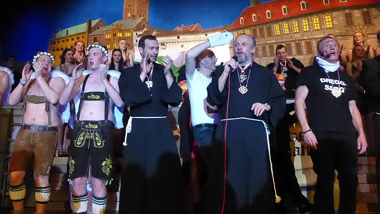 Zeremonienmeister Matthias Scheid, Sitzungspräsident Christian Rüth  und Michl Müller (rechts) auf der Elferratssitzung in Garitz. Fotos: Thomas Ahnert