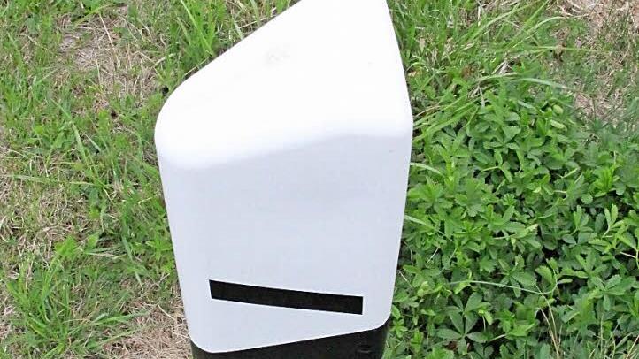 Ein 29-J&auml;hriger trat am Wochenende im Landkreis Schweinfurt gegen insgesamt 34 Leitpfosten an einer Staatsstra&szlig;e. Symbolbild: Archiv