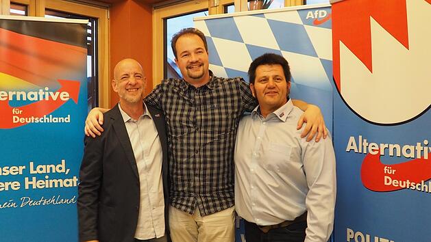 Nach der Wahl lagen sich (von links) Martin B&ouml;hm (Vorsitzender des Kreisverbands Coburg), Martin Sichert (bayerischer Landesvorsitzender) und der neue Kronacher Ortsverbandsvorsitzende Harald Meu&szlig;geier f&uuml;r ein Foto in den Armen. Foto: Theresa Schiffl