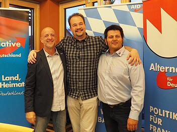 Nach der Wahl lagen sich (von links) Martin Böhm (Vorsitzender des Kreisverbands Coburg), Martin Sichert (bayerischer Landesvorsitzender) und der neue Kronacher Ortsverbandsvorsitzende Harald Meußgeier für ein Foto in den Armen. Foto: Theresa Schiffl