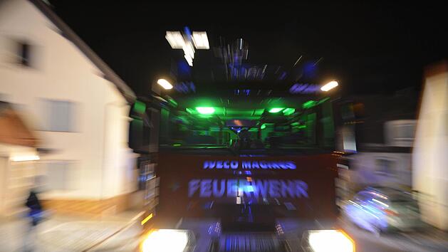 In der Nacht auf Montag standen in Niederwerrn im Kreis Schweinfurt Mülltonnen in Brand. Das Feuer griff auf ein Einfamilienhaus über. Symbolfoto: Ronald Rinklef