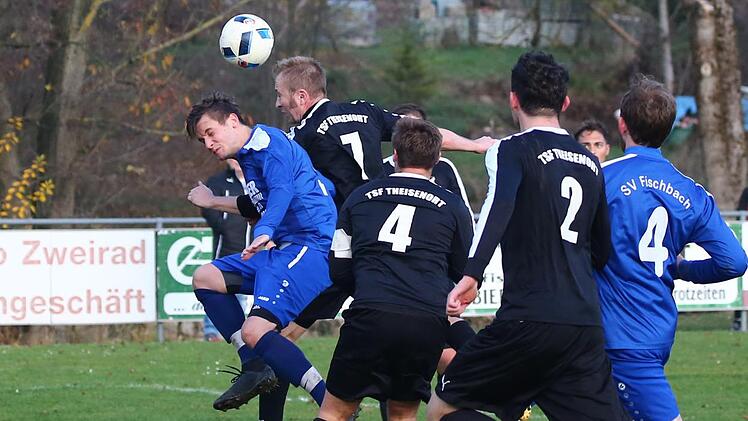 Am letzten Spieltag vor der Winterpause standen sich der SV Fischbach und die TSF Theisenort (schwarze Trikots) in einem spektakulären Spitzenspiel gegenüber. Die hart umkämpfte Partie endete 1:1.  Foto: Heinrich Weiß