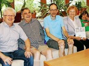 Hanni Wachter (Zweite von rechts) spendete an die Lebenshilfe in Kronach. Darüber freuten sich einige der Bewohner im Horst-Frenzel-Haus zusammen mit dem Geschäftsführer Wolfgang Schmidt-Palm (links). Foto: Dieter Wolf