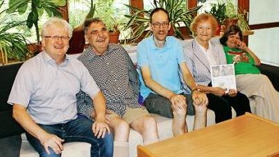 Hanni Wachter (Zweite von rechts) spendete an die Lebenshilfe in Kronach. Darüber freuten sich einige der Bewohner im Horst-Frenzel-Haus zusammen mit dem Geschäftsführer Wolfgang Schmidt-Palm (links). Foto: Dieter Wolf