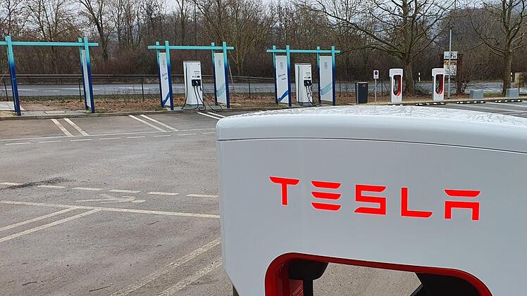 Spacig sehen die Tesla-Säulen in Knetzgau aus. Das Marketing stimmt, muss man sagen. Foto: Brigitte Krause