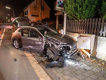 Forchheim: Betrunkener Autofahrer hinterlässt Trümmerfeld - Nachbarschaft ohne Strom
