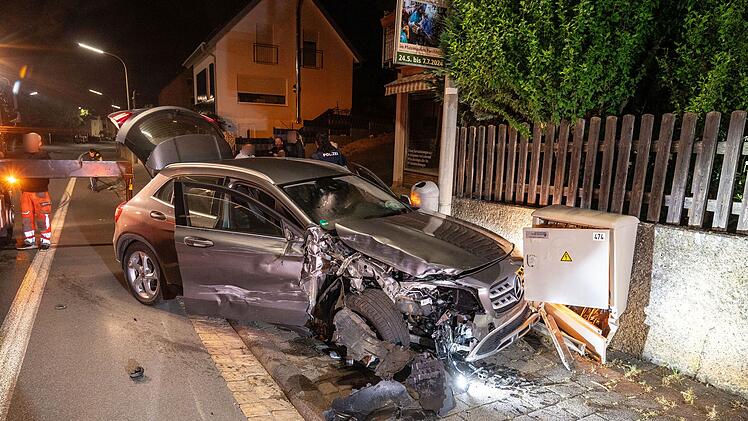 Forchheim: Betrunkener Autofahrer hinterlässt Trümmerfeld - Nachbarschaft ohne Strom