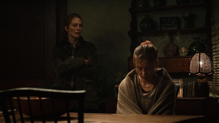 Nächtliche Begegnung unter schwierigen Umständen: Claire (Sydney Sweeney, rechts) und ihre Mutter Kate (Julianne Moore).