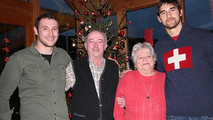 Helden des Tages: Martin Wahn (links) und Markus Brust (rechts) retteten Marietta Hüfner und Albin Scherer (Mitte) aus dem brennenden Haus. Das etwa 100 Jahre alte Gebäude ist bis auf den Gewölbekeller völlig zerstört. Foto: Ulrike Müller