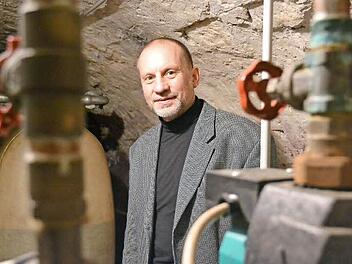 Die Heizungen in den Gebäuden der Kirchengemeinde Kasendorf müssen dringend erneuert werden. Für Pfarrer Stefan Lipfert genügt da ein Blick auf die uralten Leitungen und Kessel. Foto: Katharina Müller-Sanke