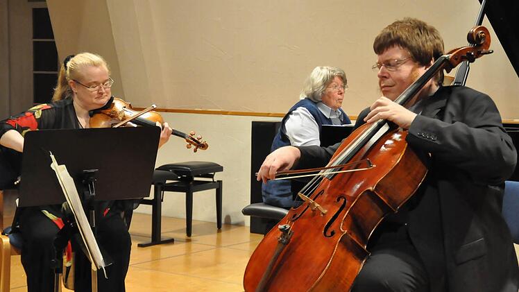 Einzigartige Klangwelten schufen bei ihrem Konzert (von links) Sonja Korkeala (Violine), Linde Dietl (Klavier) und Guido Schiefe (Violoncello). Foto: Peter Klopf