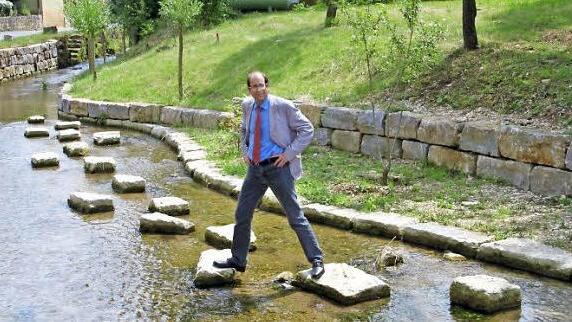 Anton Hepple, Leiter des Amtes für Ländliche Entwicklung, probierte die Trittsteine im aufgeweiteten Bachbett der Lauter beim Rundgang durch Horsdorf gleich selbst aus. Fotos: Ramona Popp