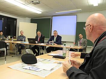 Apotheker Sigmund Huhn (rechts) diskutiert mit den IHK-Vizepräsident Michael Möschel (Dritter von rechts) und stellvertretendem HIHK-Hauptgeschäftsführer Wolfram Brehm (links daneben) über die Probleme die Kulmbacher Einzelhandels. Foto: Jürgen Gärtner