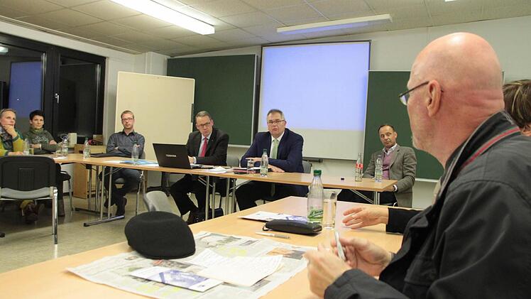 Apotheker Sigmund Huhn (rechts) diskutiert mit den IHK-Vizepräsident Michael Möschel (Dritter von rechts) und stellvertretendem HIHK-Hauptgeschäftsführer Wolfram Brehm (links daneben) über die Probleme die Kulmbacher Einzelhandels. Foto: Jürgen Gärtner