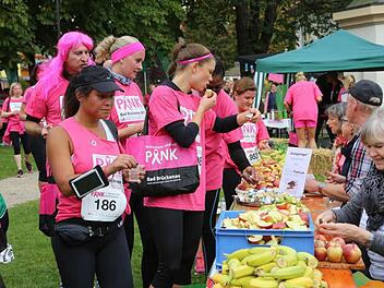 Die Eine-Welt-Gruppe verteilt Äpfel und fair gehandelte Bananen.