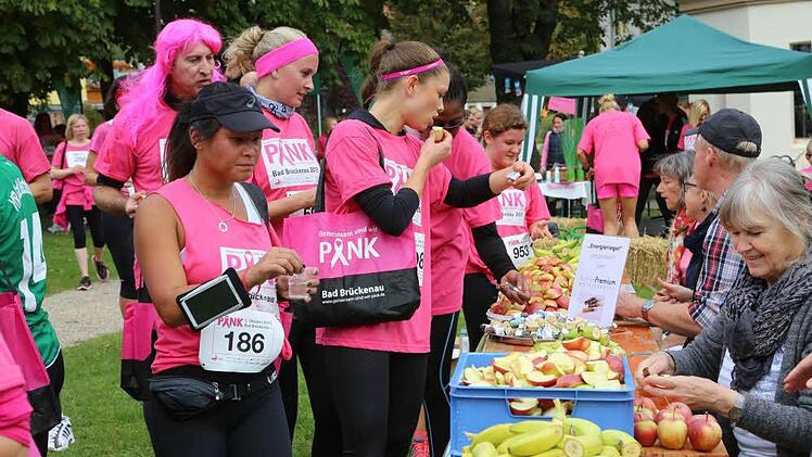 Die Eine-Welt-Gruppe verteilt Äpfel und fair gehandelte Bananen.