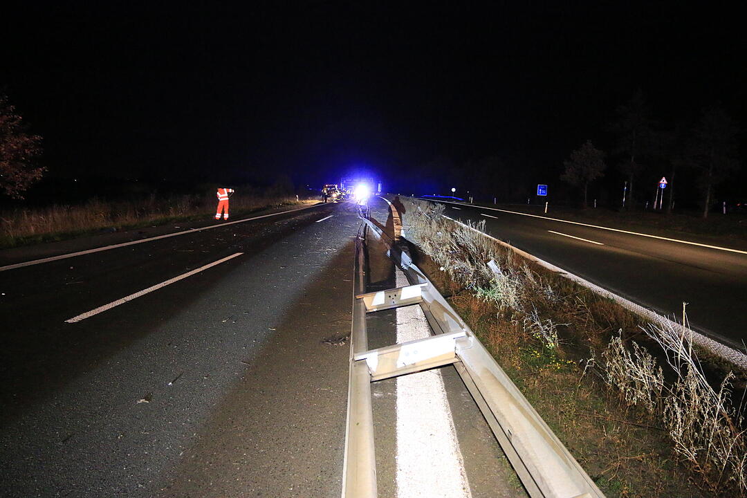 Lkw durchbricht Mittelschutzplanke auf A73
