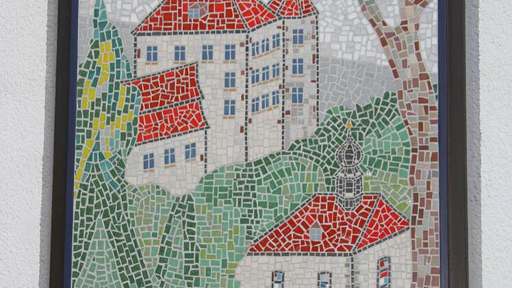 Auch die Guttenberger Kirche und das Schloss hat Udo Holländer als Mosaik verewigt. Foto: Sonja Adam