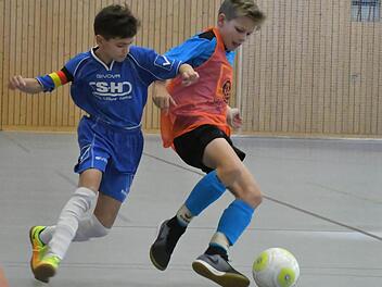 Hausens Stefan Sergienko (links) im Duell mit Auras Mika Manninger. Leider qualifizierte sich weder die SG Aura noch die TSVgg Hausen für die U13-Kreismeisterschaft. Foto: Hopf