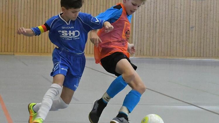 Hausens Stefan Sergienko (links) im Duell mit Auras Mika Manninger. Leider qualifizierte sich weder die SG Aura noch die TSVgg Hausen für die U13-Kreismeisterschaft. Foto: Hopf