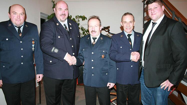 Kommandant Heiko Heinle (von links) und Kommandant Gerald Heinle gratulieren Karlheinz Raab und Günter Heinle, ebenso Bürgermeister Alexander Schneider.  Foto: Gabriele Sell