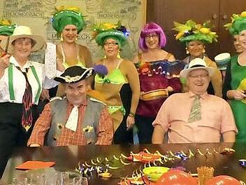 Fix hatten Birgit Glas und Julia Trautner die Scheren bei der Hand und schnitten die Krawatten von Siegfried Beyer und Stefan Sigmund unter dem Jubel der Copacabana-Girls ab.  Foto: Klaus-Peter Wulf