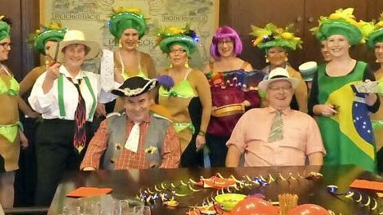 Fix hatten Birgit Glas und Julia Trautner die Scheren bei der Hand und schnitten die Krawatten von Siegfried Beyer und Stefan Sigmund unter dem Jubel der Copacabana-Girls ab.  Foto: Klaus-Peter Wulf