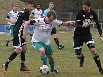 TV-Spielertrainer Johannes Fischer (Mitte), zweifacher Eberner Torschütze, setzt sich gegen seine Merkendorfer Gegenspieler Tobias Weber (rechts) und Benjamin Martin (links) durch.