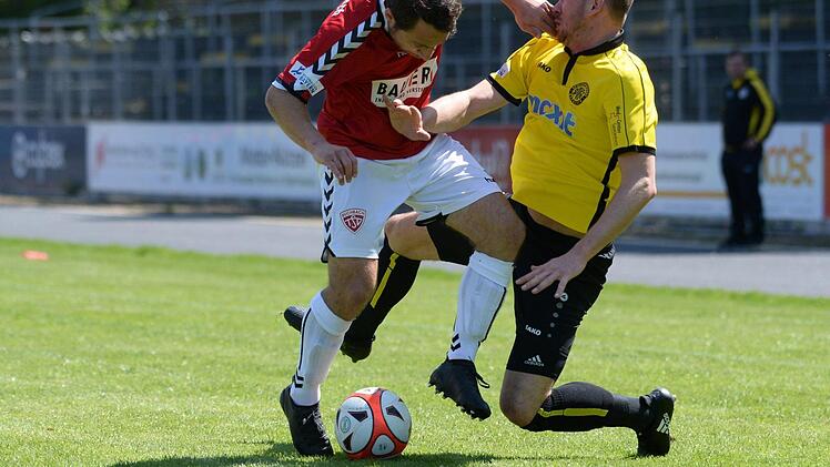 Der Bayreuther Patrick Weimar foult Markus Gr&uuml;bl. Foto: Peter Mularczyk