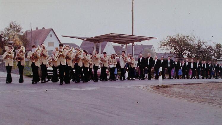Beige Jacke zu rotem Hemd: Die Tracht ab 1980.  Foto: Reinhold Vornwald