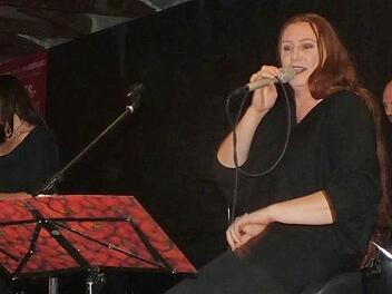 Susanne (l.) und Tanja Raith sangen ihre Lieblingslieder. Foto: Manfred Welker