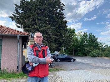 Michael Witt vor dem Virginischen Wacholder. Foto: Thomas Malz