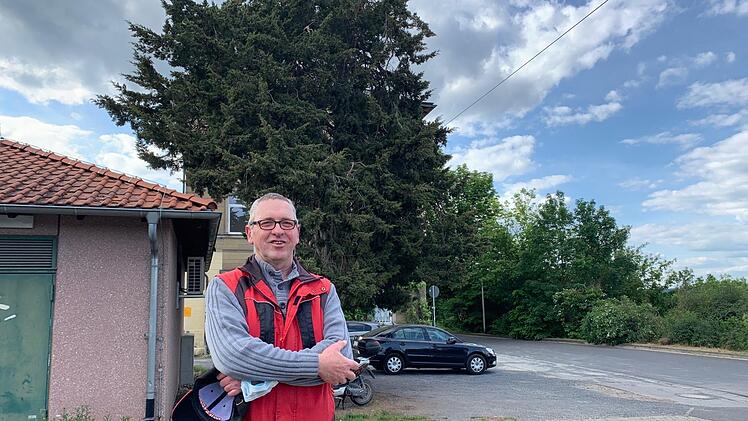 Michael Witt vor dem Virginischen Wacholder. Foto: Thomas Malz