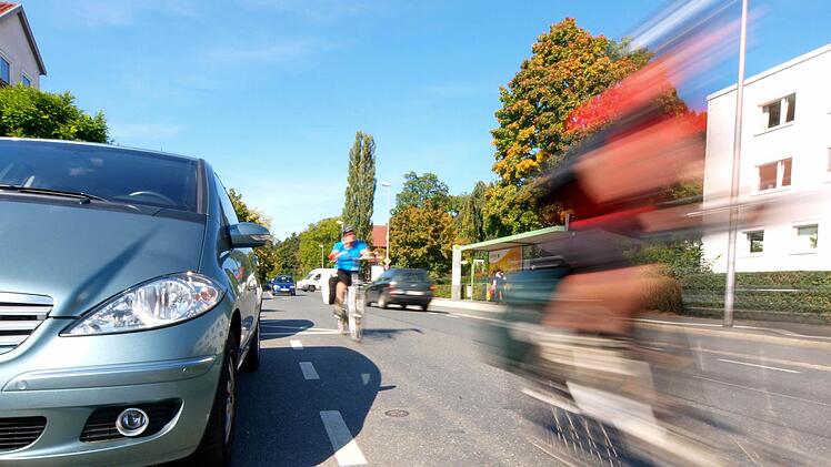 Radfahrer sollen ungefährdet durch Coburg fahren können. Dafür müssten separate und abgegrenzte Radwege geschaffen werden. Auch sollten die Radwege breiter werden, um ein Überholen sowie die Nutzung von Lastenrädern zu ermöglichen, fordert der VCD. Foto: CT-Archiv