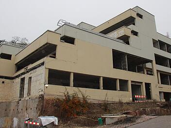Das ehemalige DSZ in Coburg steht mittlerweile als entkernte Bauruine da. Der Investor überarbeitet derzeit seine Pläne.Foto: Oliver Schmidt