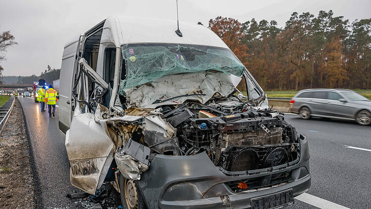 Auffahrunfall auf A6: Transporter fährt auf Lastwagen auf