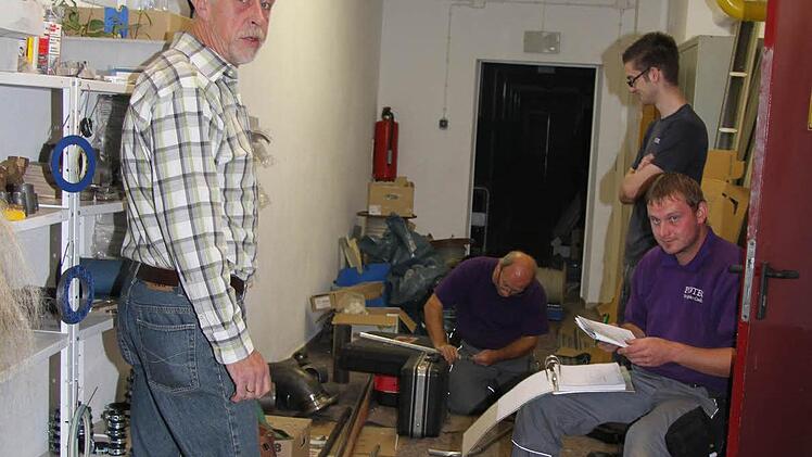 Der stellvertretende Schulleiter der Max-Hundt-Schule, Klaus Mittag, schlägt die Hände über dem Kopf zusammen: Nur noch wenige Tage bis Schulanfang, und der Gang vor dem Werkraum ist durch die Handwerker total blockiert. Die Schule bekommt ein neues Blockheizkraftwerk.