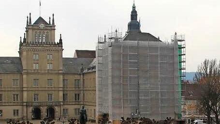 Am Dienstag soll das Gerüst am Westpavillon verschwinden, dann ist die Sicht auf die sanierte Fassade wieder frei. Fotos: CT-Archiv / Ulrike Nauer