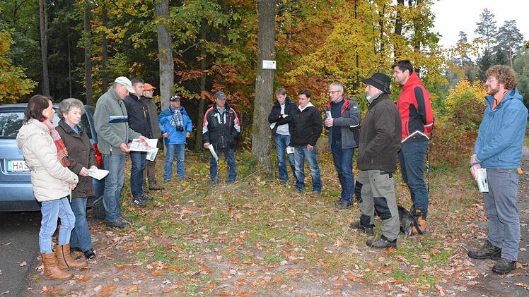 Beim Waldbegang ging es in die "Lederhecke". Dort besprachen sich (von links) Lydia Steuter und Gertrud Pößnecker (beide Gemeinderat), Förster Wolfgang Meiners, Dritter Bürgermeister Matthias Keßler, Hauke Köhn, Gemeinderat Walter Herold, Zweiter Bürgermeister Klaus Welz, Gemeinderat Volker Pfeiffer und Stefan Lüdecke, Bürgermeister Günter Pfeiffer, Forstoberrat Jürgen Hahn u, Simon Tangerding und Maximilian Weißbrod. Foto: Schmidt