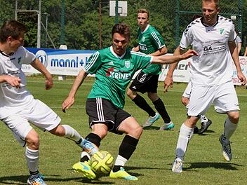 Der Forster Daniel Mohr (links) und der Sander Lucas Wirth (Zweiter von links) kämpfen um den Ball. Der Forster Christian Meder (rechts) und Marc Fischer (im Hintergrund) verfolgen die Szene.