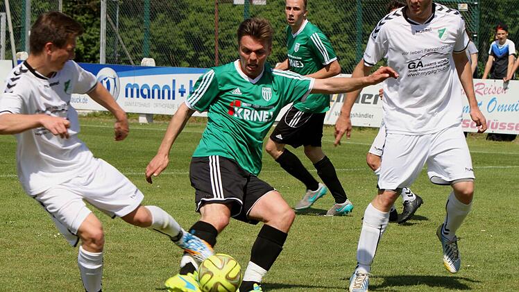 Der Forster Daniel Mohr (links) und der Sander Lucas Wirth (Zweiter von links) kämpfen um den Ball. Der Forster Christian Meder (rechts) und Marc Fischer (im Hintergrund) verfolgen die Szene.