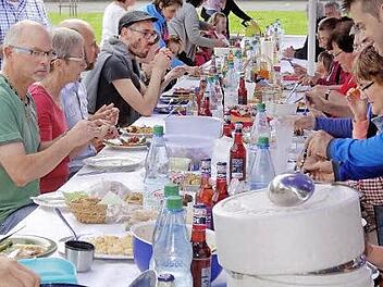 Nah und lecker. Das erste Rhöner Eat-In in Bischofsheim, eine Art Picknick, das ein Zeichen setzen möchte: für regionales, gutes Essen der Saison und für die Freude, dieses Essen gemeinsam zu teilen.  Foto: Marion Eckert