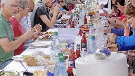 Nah und lecker. Das erste Rhöner Eat-In in Bischofsheim, eine Art Picknick, das ein Zeichen setzen möchte: für regionales, gutes Essen der Saison und für die Freude, dieses Essen gemeinsam zu teilen.  Foto: Marion Eckert